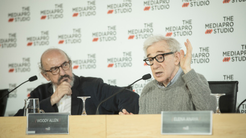 Woody Allen, escoltado por el productor Jaume Roures, durante la rueda de prensa.- THE MEDIAPRO STUDIO Woody Allen, escoltado por el productor Jaume Roures, durante la rueda de prensa.- THE MEDIAPRO STUDIO