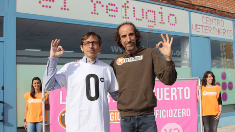 Ramón Marcos, candidato de UPyD a la presidencia del Gobierno de la Comunidad de Madrid, junto a Nacho Paunero compromentiendose con el Sacrificio Cero./ EL REFUGIO Ramón Marcos, candidato de UPyD a la presidencia del Gobierno de la Comunidad de Madrid, junto a Nacho Paunero compromentiendose con el Sacrificio Cero./ EL REFUGIO