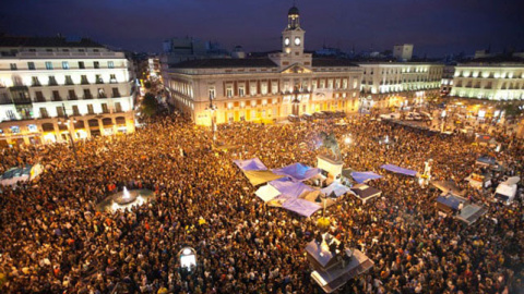 La Plaza de Sol en Madrid de noche llena de manifestantes del 15M./Público