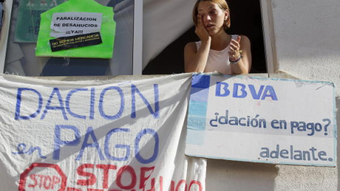 Rebeca Heredia de 25 años en su vivienda de Málaga de la que iba a ser desalojada y que gracias al apoyo de miembros de la Plataforma de Afectados por las Hipotecas (PAH) y del 15M, se ha logrado aplazar el desahucio y además han conseguido