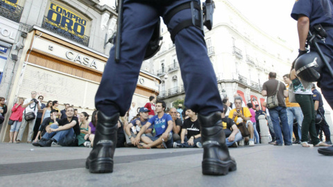 Integrantes y simpatizantes del Movimiento 15-M durante la asamblea celebrada en la madrileña Puerta del Sol. (Efe)