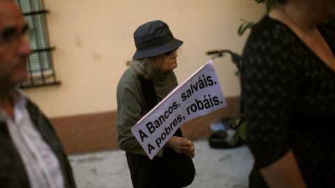 Una mujer anciana en una protesta contra los recortes en Sevilla. REUTERS Una mujer anciana en una protesta contra los recortes en Sevilla. REUTERS