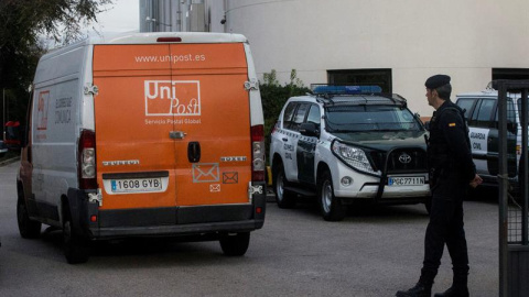 Agentes de la Guardia Civil junto a la sede de Unipost en l'Hospitalet de Llobregat. - EFE Agentes de la Guardia Civil junto a la sede de Unipost en l'Hospitalet de Llobregat. - EFE