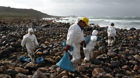 06/11/2003-Las "Brigadas de Medio Ambiente" trabajando en Enseada do Trece, cerca del Cabo Vilano, en la aldea de Camarinas, el 6 de noviembre de 2003, en las costas del noroeste de España, en la región de Galicia tras la catástrofe del "Pr 06/11/2003-Las "Brigadas de Medio Ambiente" trabajando en Enseada do Trece, cerca del Cabo Vilano, en la aldea de Camarinas, el 6 de noviembre de 2003, en las costas del noroeste de España, en la región de Galicia tras la catástrofe del "Pr