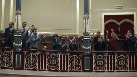 Trabajadores de RTVE aplauden después que el Congreso, con el apoyo del PP, diese hoy el primer paso para cambiar el modelo de elección del presidente y del Consejo de Administración de RTVE, de forma que, como ha propuesto el PSOE, estos c Trabajadores de RTVE aplauden después que el Congreso, con el apoyo del PP, diese hoy el primer paso para cambiar el modelo de elección del presidente y del Consejo de Administración de RTVE, de forma que, como ha propuesto el PSOE, estos c
