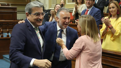 2/07/2019.- Los portavoces de los grupos de Nueva Canarias, Román Rodríguez (i), y de Si Podemos Canarias, Noemí Santana (2d), felicitan al socialista Ángel Víctor Torres (c), tras ser elegido presidente de Canarias, con el respaldo del PSO 2/07/2019.- Los portavoces de los grupos de Nueva Canarias, Román Rodríguez (i), y de Si Podemos Canarias, Noemí Santana (2d), felicitan al socialista Ángel Víctor Torres (c), tras ser elegido presidente de Canarias, con el respaldo del PSO