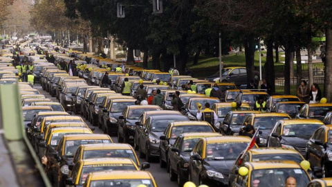 Un centenar de taxistas protestan en Santiago de Chile contra la operación en el país de las empresas Uber y Cabify. El paro se lleva a cabo en diversas ciudades de Chile. EFE/Elvis González