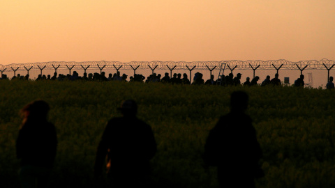 Personas llegan para ver la salida del Antonov An-225 en el aeropuerto de Vaclav Havel en Praga. REUTERS/David W Cerny