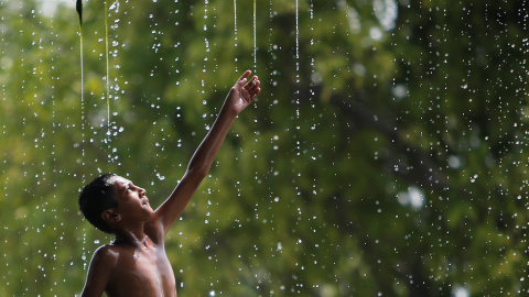 Un chico se baña en una fuente de Nueva Delhi, India REUTERS/Anindito Mukherjee