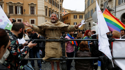 Un hombre protesta en frente del Parlamento italiano durante la votación final para la legalización del matrimonio homosexual. Roma, Italia. REUTERS/Alessandro Bianchi