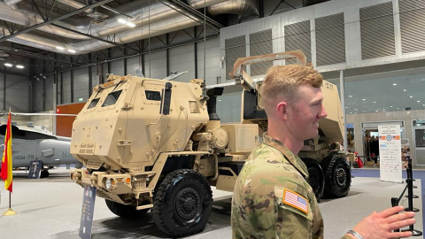 El sistema de lanzamiento de cohetes de precisión HIMARS, de fabricación estadounidense, en la Feindef de Madrid. El sistema de lanzamiento de cohetes de precisión HIMARS, de fabricación estadounidense, en la Feindef de Madrid.