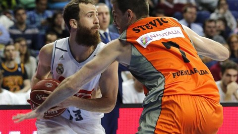 El base del Real Madrid Sergio Rodríguez (i) con el balón ante el pívot serbio del Montakit Fuenlabrada Oliver Stevic. /EFE El base del Real Madrid Sergio Rodríguez (i) con el balón ante el pívot serbio del Montakit Fuenlabrada Oliver Stevic. /EFE