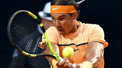 El tenista español Rafael Nadal devuelve la bola al alemán Phillipp Kohlschreiber. /EFE El tenista español Rafael Nadal devuelve la bola al alemán Phillipp Kohlschreiber. /EFE