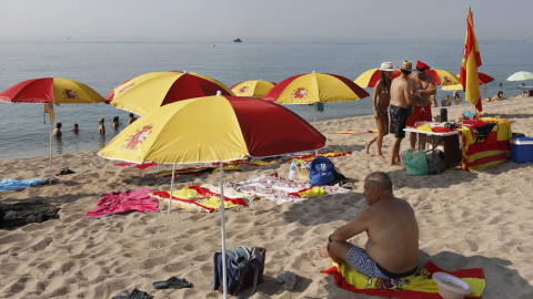 Sombrillas y toallas de la bandera de España en la playa de Arenys de Mar, en Barcelona. EFE Sombrillas y toallas de la bandera de España en la playa de Arenys de Mar, en Barcelona. EFE