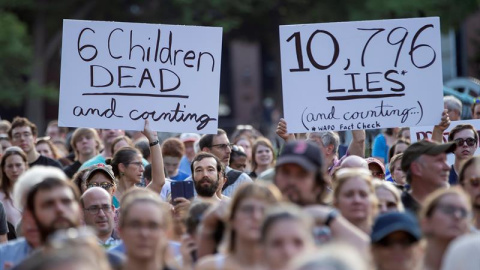 Manifestantes sostienen carteles en los que se leen "6 niños muertos y contando" (i) y "10.796 mentiras y contando" (d) -en referencia al presidente Trump- durante una manifestación este viernes, fuera de la Casa Blanca, en Washington (EE.U Manifestantes sostienen carteles en los que se leen "6 niños muertos y contando" (i) y "10.796 mentiras y contando" (d) -en referencia al presidente Trump- durante una manifestación este viernes, fuera de la Casa Blanca, en Washington (EE.U