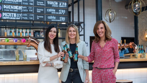La responsable de la marca Cruzcampo y la directora de Innovación de Heineken España, junto a la maestra cervecera Irene Pascual, en la presentación de 'Cruzcampo Tremenda'. La responsable de la marca Cruzcampo y la directora de Innovación de Heineken España, junto a la maestra cervecera Irene Pascual, en la presentación de 'Cruzcampo Tremenda'.