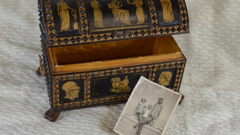 Caja-joyero realizada por Darío Peiró Jartín en la Cárcel de Lugo con la fotografía de una visita de su hija y sobrina mientras estaba preso. Caja-joyero realizada por Darío Peiró Jartín en la Cárcel de Lugo con la fotografía de una visita de su hija y sobrina mientras estaba preso.