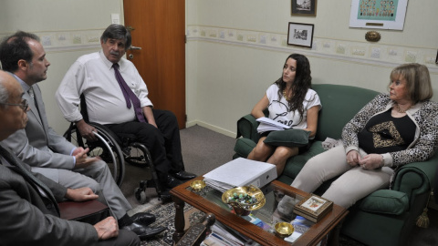 La jueza con sus ayudantes y los abogados de la querella Máximo Castex y Carlos Slepoy.