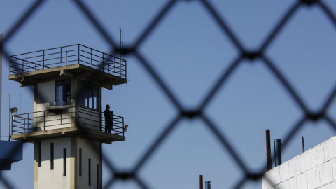 El Gobierno central se ahorra más de cien millones al año al no pagar a las comunidades autónomas la parte de la sanidad penitenciaria que estas cubren de hecho. El Gobierno central se ahorra más de cien millones al año al no pagar a las comunidades autónomas la parte de la sanidad penitenciaria que estas cubren de hecho.