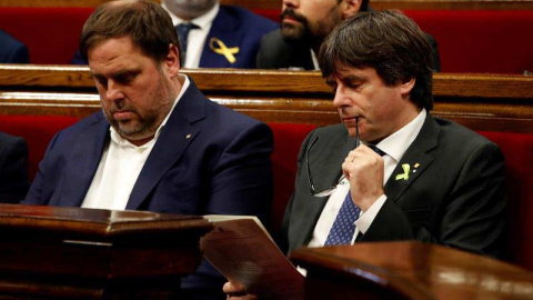 El presidente de la Generalitat, Carles Puigdemont, y su vicepresidente, Oriol Junqueras,izz., en el pleno monográfico del Parlament en respuesta a la aplicación del artículo 155 de la Constitución. | EFE El presidente de la Generalitat, Carles Puigdemont, y su vicepresidente, Oriol Junqueras,izz., en el pleno monográfico del Parlament en respuesta a la aplicación del artículo 155 de la Constitución. | EFE