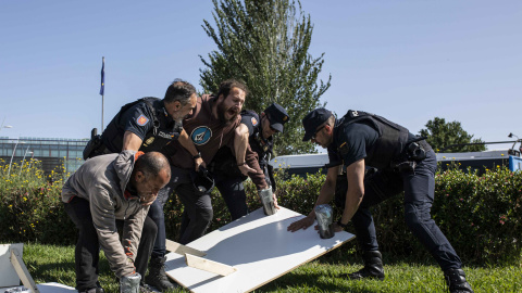 Un activista de Desarma Madrid es reducido por la Policía cuando protestaba contra la Feindef en la puerta de Ifema, que acoge el salón internacional de la industria bélica. Un activista de Desarma Madrid es reducido por la Policía cuando protestaba contra la Feindef en la puerta de Ifema, que acoge el salón internacional de la industria bélica.