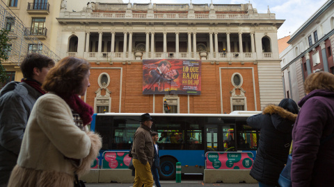 Varios viandantes pasan junto al edificio donde Greenpeace ha realizado su acto de protesta. - CHRISTIAN GONZÁLEZ Varios viandantes pasan junto al edificio donde Greenpeace ha realizado su acto de protesta. - CHRISTIAN GONZÁLEZ