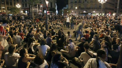 Asamblea del 15M. Imagen de archivo de una asamblea celebrada en la madrileña plaza de Benavente, junto a la Puerta del Sol. EFE/ Alberto Martín Asamblea del 15M. Imagen de archivo de una asamblea celebrada en la madrileña plaza de Benavente, junto a la Puerta del Sol. EFE/ Alberto Martín