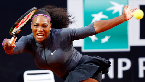 Serena Williams devuelve ayer una bola ante la alemana Anna Lena Friedsam. /REUTERS Serena Williams devuelve ayer una bola ante la alemana Anna Lena Friedsam. /REUTERS