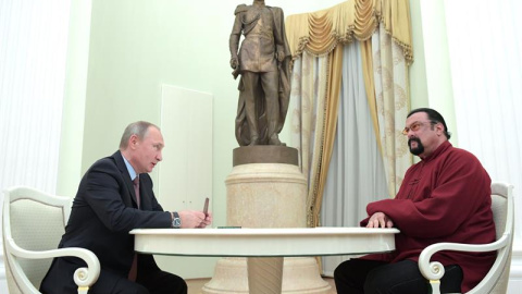 Steven Seagal charla con el presidente de Rusia, Vladimir Putin. EFE Steven Seagal charla con el presidente de Rusia, Vladimir Putin. EFE