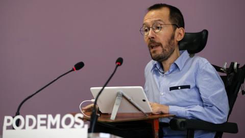 El secretario de Organización de Podemos, Pablo Echenique, durante una rueda de prensa en la que ha anunciado los resultados de la consulta sobre la alianza con IU para el 26-J. EFE/Mariscal El secretario de Organización de Podemos, Pablo Echenique, durante una rueda de prensa en la que ha anunciado los resultados de la consulta sobre la alianza con IU para el 26-J. EFE/Mariscal