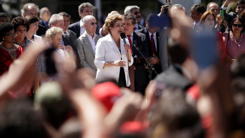 Dilma Rousseff, rodeada de seguidores, a su salida del Palacio de Planalto. - REUTERS