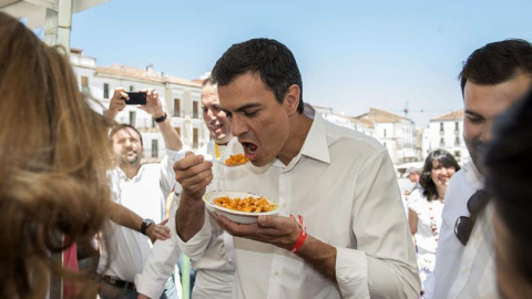 El secretario general del PSOE, Pedro Sánchez, degusta las migas y el cava extremeños que se han repartido durante toda la mañana en la Plaza Mayor de Cáceres con motivo de la capitalidad gastronomica de la ciudad.EFE El secretario general del PSOE, Pedro Sánchez, degusta las migas y el cava extremeños que se han repartido durante toda la mañana en la Plaza Mayor de Cáceres con motivo de la capitalidad gastronomica de la ciudad.EFE