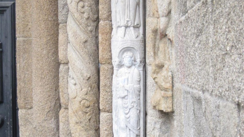 Imagen de la estatua de la Catedral de Santiago, ya sin la pintada. EP Imagen de la estatua de la Catedral de Santiago, ya sin la pintada. EP