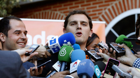 El presidente de Ciudadanos, Albert Rivera, atiende a los medios de comunicación durante el acto de cierre de campaña, que la organización celebra con una cena en un hotel madrileño. EFE/Alberto Martín. El presidente de Ciudadanos, Albert Rivera, atiende a los medios de comunicación durante el acto de cierre de campaña, que la organización celebra con una cena en un hotel madrileño. EFE/Alberto Martín.