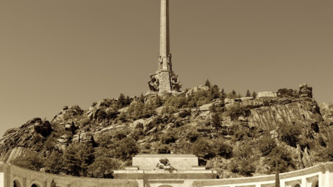 Vista frontal de la cruz del Valle de los Caídos y su basílica (El Escorial, Madrid). Vista frontal de la cruz del Valle de los Caídos y su basílica (El Escorial, Madrid).