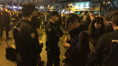 Agentes de la Policía Nacional identifican a uno de los asistentes a la concentración convocada por el movimiento 15-M para emitir un "grito silencioso" justo al comienzo de la jornada de reflexión. Foto: KIKE ÁLVAREZ