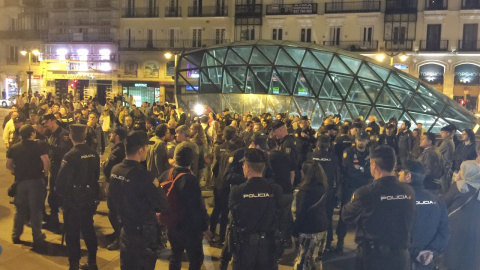 Agentes de la Policía Nacional vigilan a los asistentes a la concentración convocada por el movimiento 15-M para emitir un "grito silencioso" justo al comienzo de la jornada de reflexión, pese a la prohibición de la Junta Electoral Central.