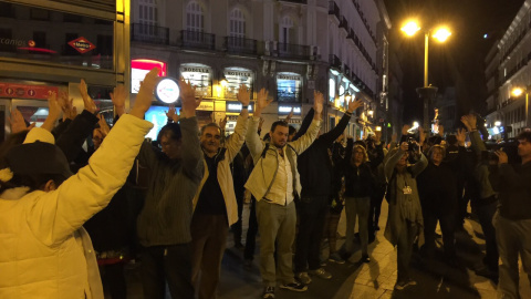 Asistentes a la concentración convocada por el movimiento 15-M para emitir un "grito silencioso" justo al comienzo de la jornada de reflexión levantan sus brazos. Foto: KIKE ÁLVAREZ