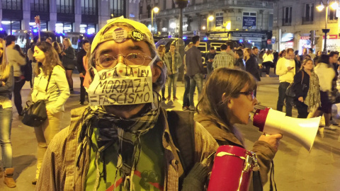 Uno de los asistentes a la concentración convocada por el movimiento 15-M para emitir un "grito silencioso" justo al comienzo de la jornada de reflexión. Foto: KIKE ÁLVAREZ