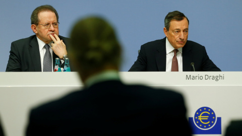 El presidente del BCE,Mario Draghi, y el vicepresidente, Vitor Constancio, en la rueda de prensa tras la reunión del Consejo de Gobierno de la entidad. REUTERS/Ralph Orlowski El presidente del BCE,Mario Draghi, y el vicepresidente, Vitor Constancio, en la rueda de prensa tras la reunión del Consejo de Gobierno de la entidad. REUTERS/Ralph Orlowski