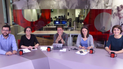 De izquierda a derecha: Ignasi Candela (Compromís), Clara Alonso (IU), Juan Carlos Monedero, Irene Montero (Podemos) y Rosa Martínez (Compromís) De izquierda a derecha: Ignasi Candela (Compromís), Clara Alonso (IU), Juan Carlos Monedero, Irene Montero (Podemos) y Rosa Martínez (Compromís)