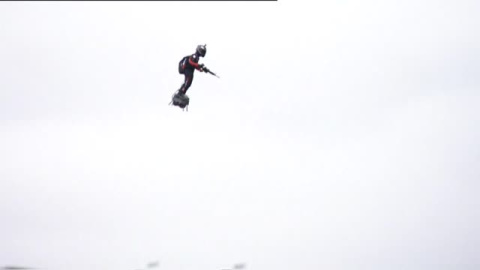 El soldado volador, la principal atracciÃ³n del 14 de julio en los Campos ElÃ­seos