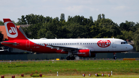 Un avión operado por la aerolinea Niki, en el aeropuerto Tegel de Berlín. REUTERS/Fabrizio Bensch/File Photo Un avión operado por la aerolinea Niki, en el aeropuerto Tegel de Berlín. REUTERS/Fabrizio Bensch/File Photo