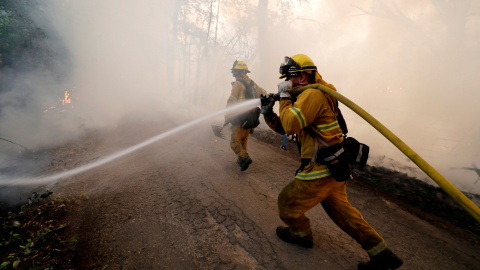 Bomberos combatiendo el incendio "Medocino Complex" de California / Reuters Bomberos combatiendo el incendio "Medocino Complex" de California / Reuters