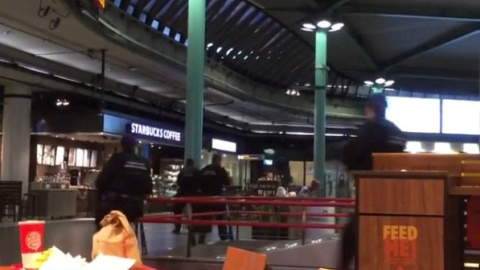 Agentes de Policía en el aeropuerto de Amsterdam. Agentes de Policía en el aeropuerto de Amsterdam.
