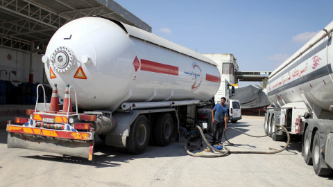 Un trabajador palestino llena un petrolero con gas de cocina importado de Egipto, en Rafah, al sur de la Franja de Gaza. / Reuters Un trabajador palestino llena un petrolero con gas de cocina importado de Egipto, en Rafah, al sur de la Franja de Gaza. / Reuters