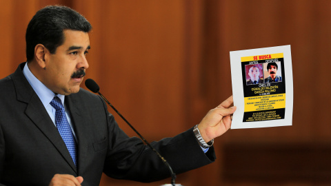 Maduro muestra las fotografías de los opositores a los que culpa del atentado - REUTERS Maduro muestra las fotografías de los opositores a los que culpa del atentado - REUTERS