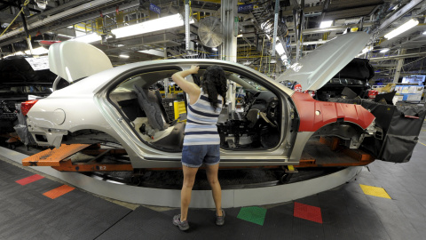 Auto worker Linda Martinez installs a part on a 2015 Chevrolet Malibu being built at GM's Fairfax assembly plant in Kansas City Kansas May 4, 2015. REUTERS/Dave Kaup Auto worker Linda Martinez installs a part on a 2015 Chevrolet Malibu being built at GM's Fairfax assembly plant in Kansas City Kansas May 4, 2015. REUTERS/Dave Kaup
