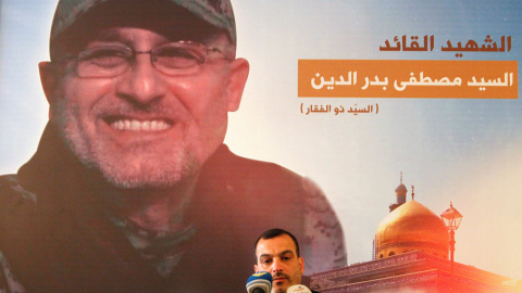 Un hombre, en la conferencia para informar sobre la muerte del líder militar de Hezbolá, Mustafá Badreddine. REUTERS Un hombre, en la conferencia para informar sobre la muerte del líder militar de Hezbolá, Mustafá Badreddine. REUTERS