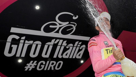 Contador celebra su liderato en el podio. EFE/EPA/DANIEL DAL ZENNARO Contador celebra su liderato en el podio. EFE/EPA/DANIEL DAL ZENNARO